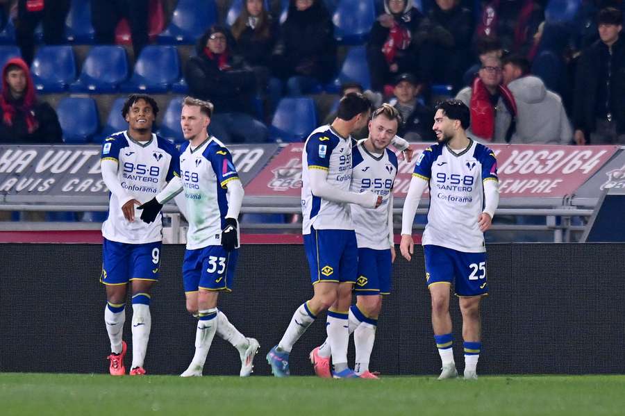 Casper Tengstedt exulta tras marcar un gol contra el Bolonia
