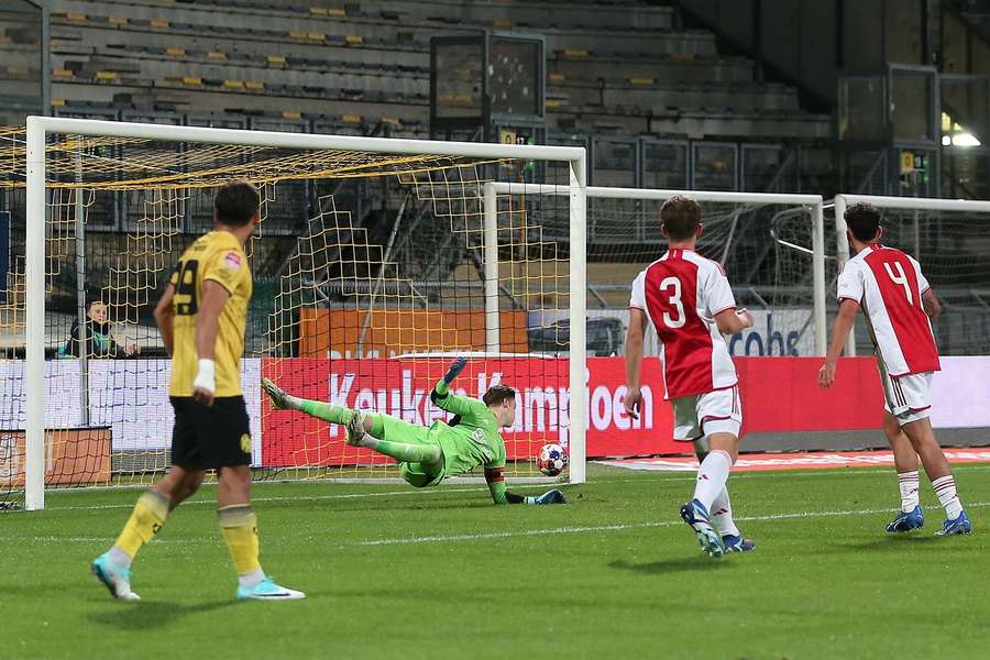 Enrique Pena-Zauner schiet de 1-0 binnen