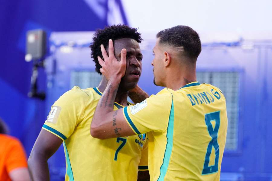 Vinicius Jr. feiert mit seinem Teamkollegen Bruno Guimarães Vinicius Jr. feiert mit seinem Teamkollegen Bruno Guimarães