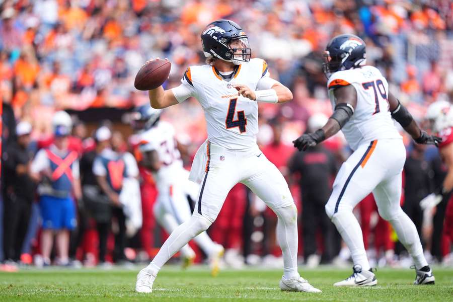 Denver Broncos' quarterback Zach Wilson (4) gør klar til at kaste i andet quarter mod Arizona Cardinals.