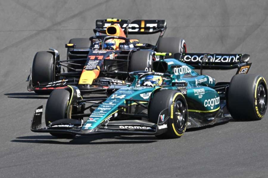 Alonso em ação perante Pérez no GP da Hungria