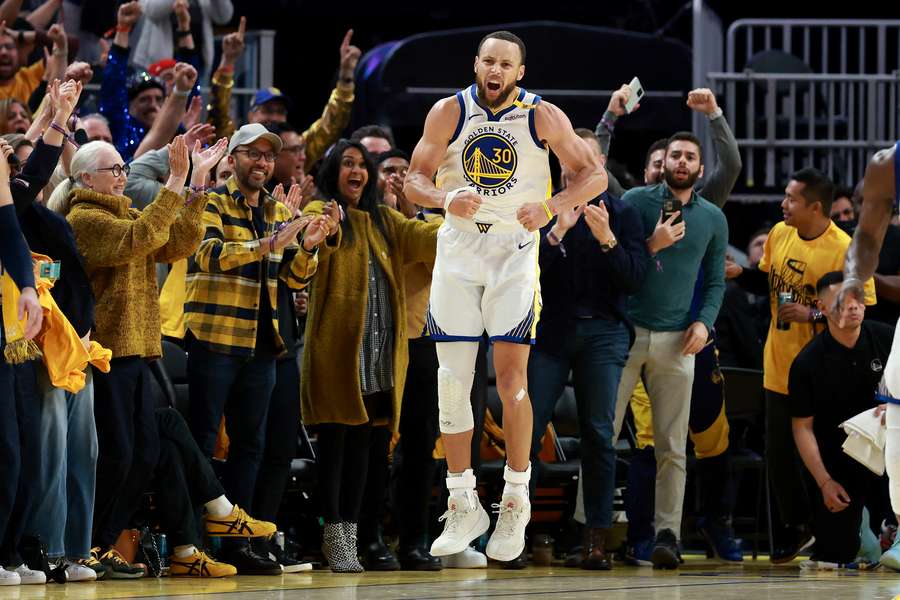 Curry celebra un punto con los Warriors