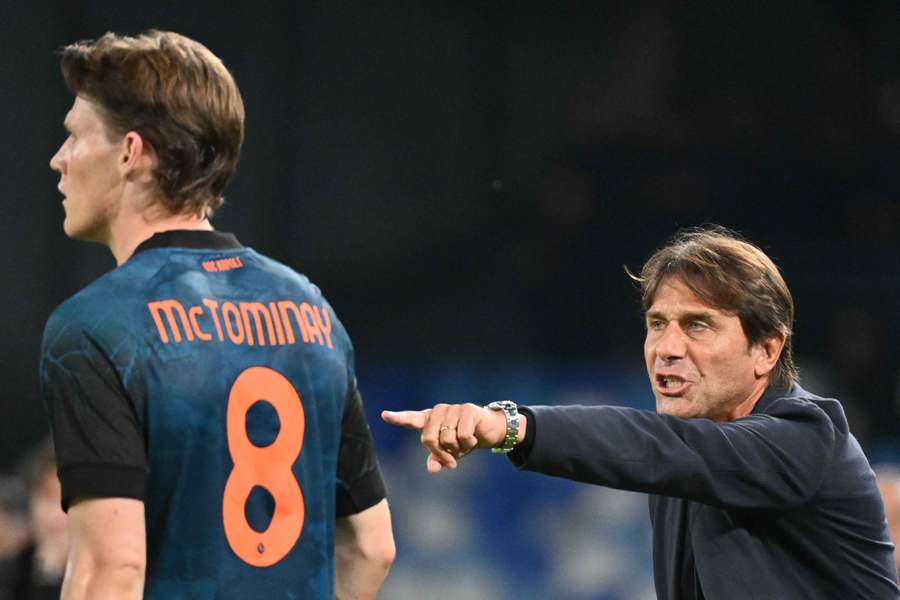 Antonio Conte indica la strada al proprio generale scozzese Antonio Conte indica la strada al proprio generale scozzese