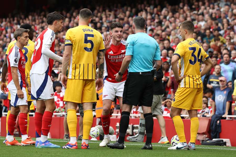 Declan Rice, do Arsenal, interage com o árbitro Chris Kavanagh depois de lhe ter sido mostrado o segundo cartão amarelo