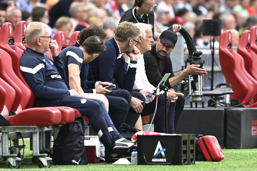 PSV-trainer Ruud van Nistelrooij mag volgende week nog een keer zijn gelukspet op zetten