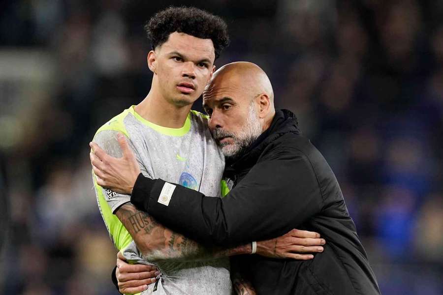 Pep Guardiola îl îmbrățișează pe Nico O'Reilly după Everton - Man City 3-3
