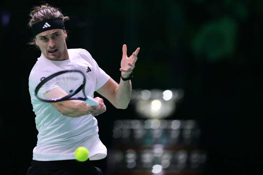 Alexander Zverev frappe un retour de coup droit face à Jaume Munar lors de la demi-finale de Coupe Davis 2025 à Bologne.