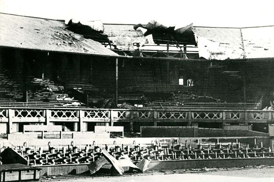 O court central foi parcialmente destruído na década de 1940.