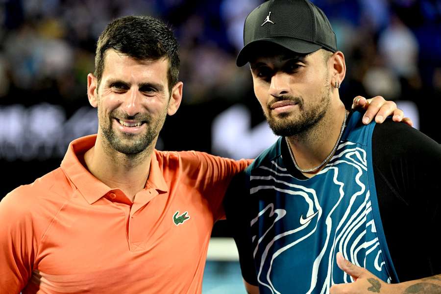 Djokovic (à esquerda) vai disputar torneio de duplas ao lado de Kyrgios (à direita)