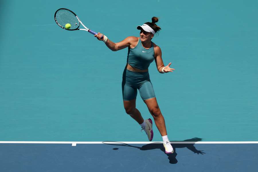 Bianca Andreescu a trecut de Emma Răducanu în trei seturi, la Miami Open