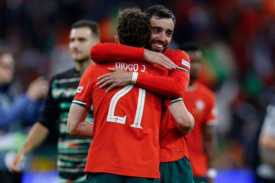 Bruno Fernandes abrazando a Diogo Jota