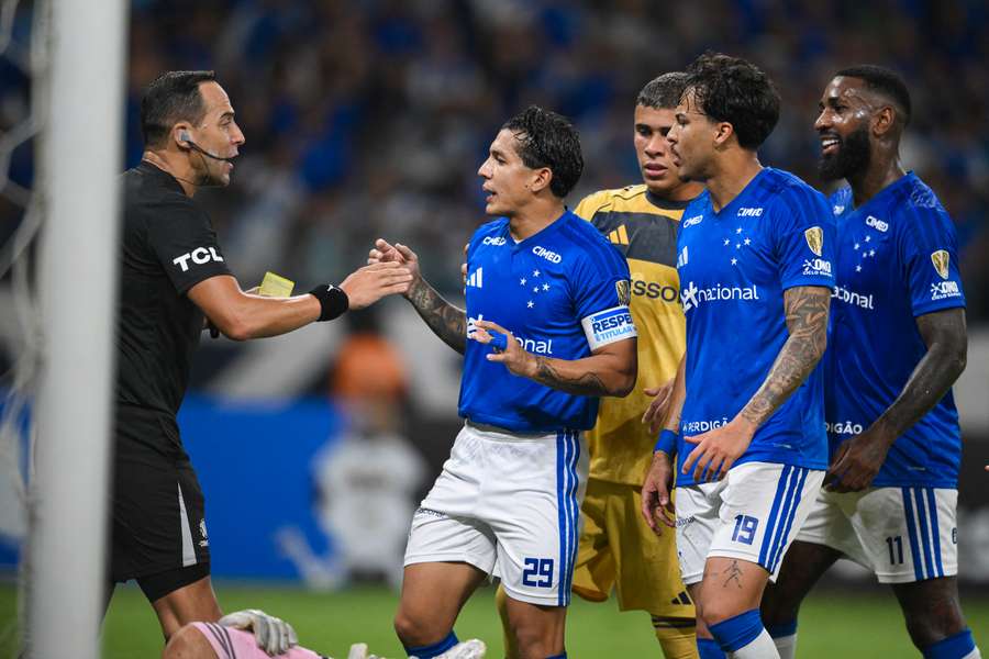 Esteban Ostojich teve uma arbitragem desastrosa no Mineirão