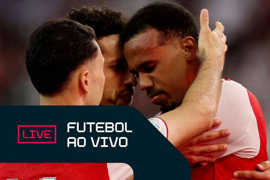 Gabriel Magalhães é consolado por companheiros após penalidade perdida Gabriel Magalhães é consolado por companheiros após penalidade perdida