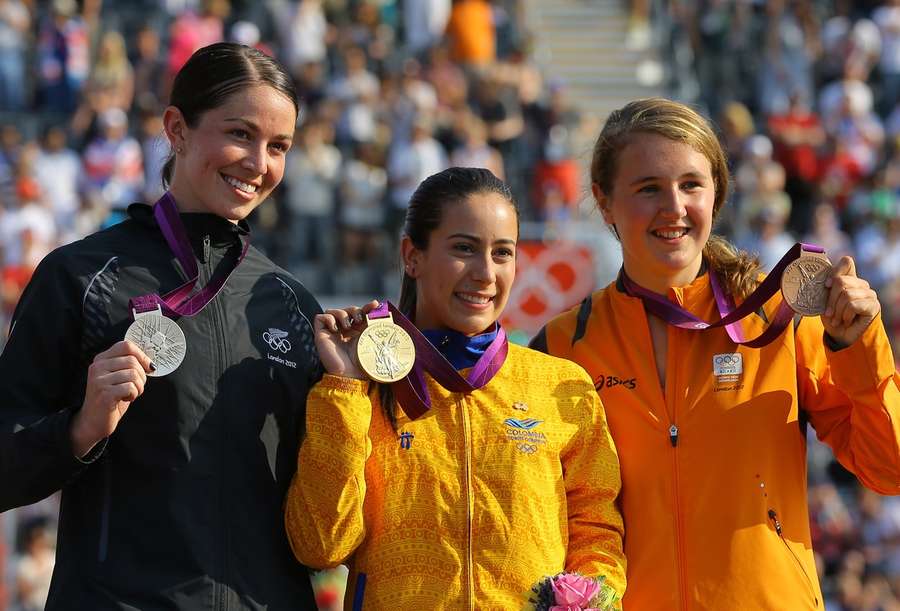 Sarah Walker (L), Mariana Pajon (C) en Laura Smulders (R) op de Spelen in 2012