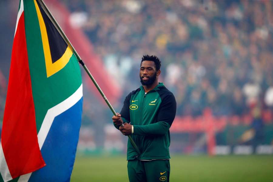 Springboks-aanvoerder Siya Kolisi met de Zuid-Afrikaanse vlag