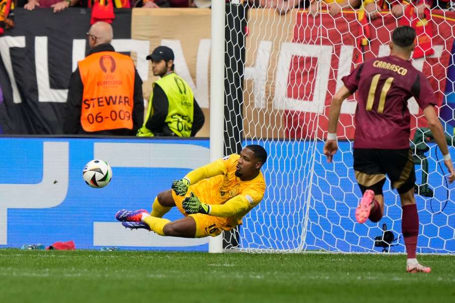 Mike Maignan zasahuje proti střele v osmifinále s Belgií. Včetně přípravy na ME inkasoval za 660 minut jediný gól, a to z penalty...