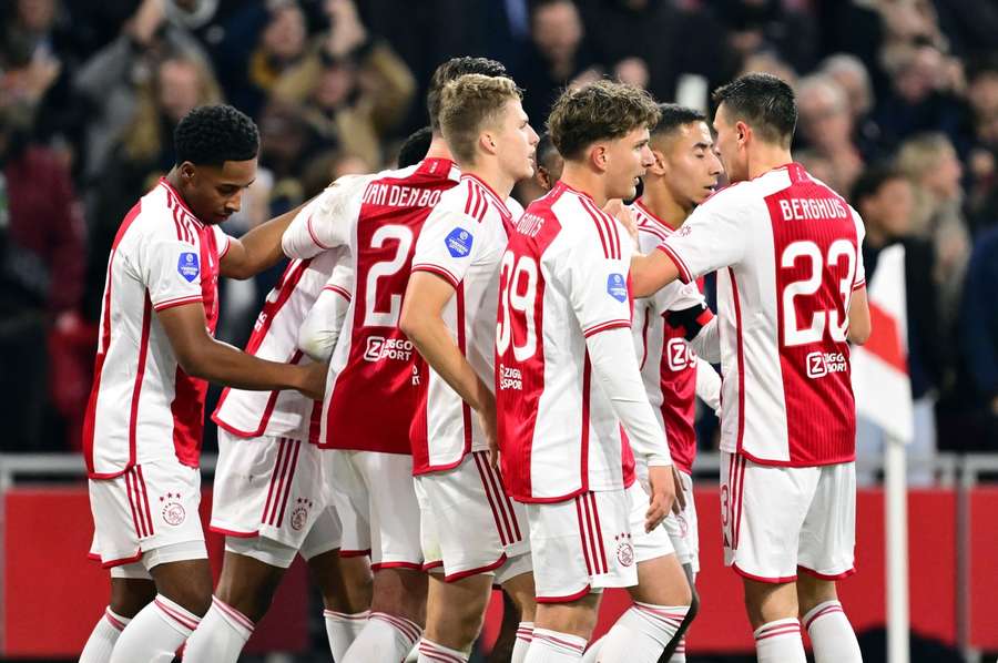 Radosť hráčov Ajaxu. Vyhrali po viac ako dvoch mesiacoch.