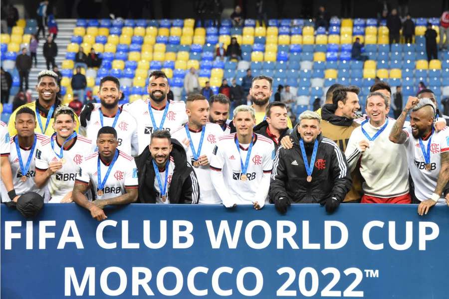 Jogadores do Flamengo posam com medalha de bronze após vitória no Marrocos