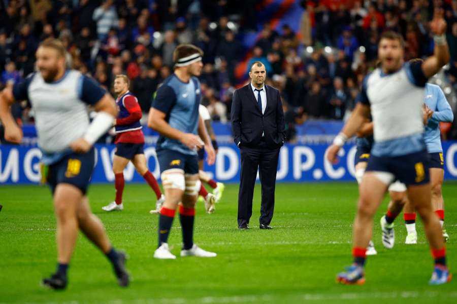 Michael Cheika assiste ao aquecimento antes do jogo 