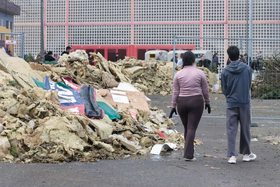 Voluntários ajudam na remoção de detritos provocados pela passagem da depressão Khistin