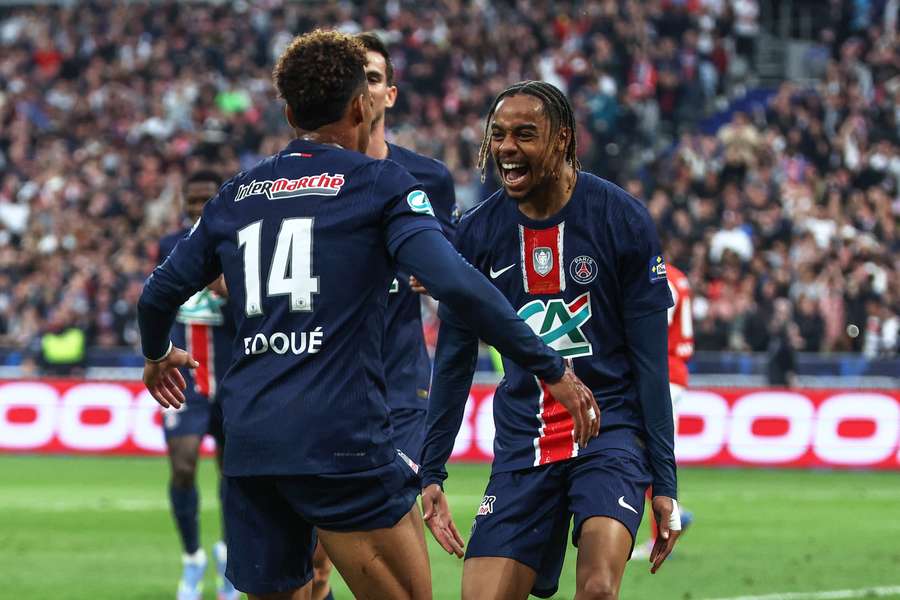 Bradley Barcola y Désiré Doué celebrando