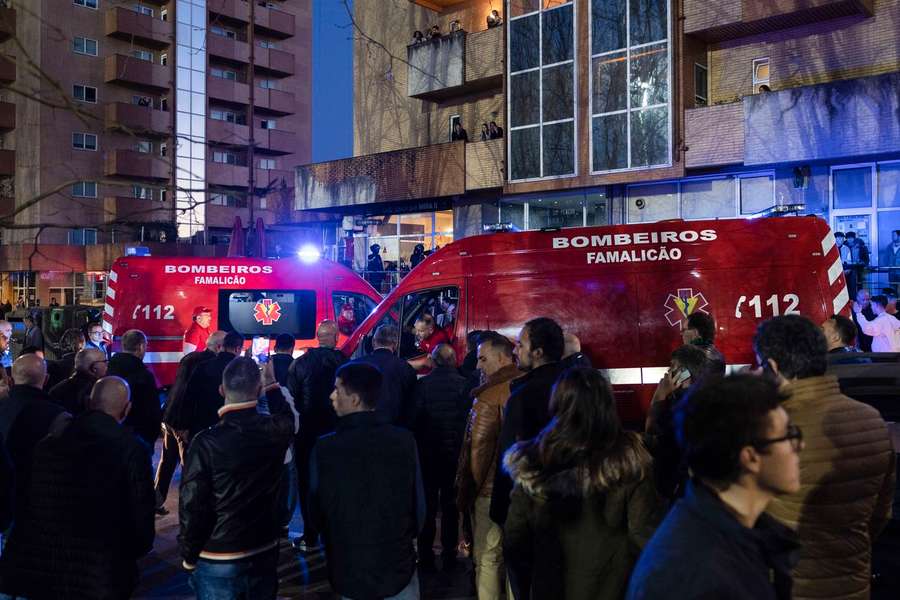 Confrontos entre adeptos do Famalicão e do Sporting nas imediações do estádio do Famalicão fizeram um ferido