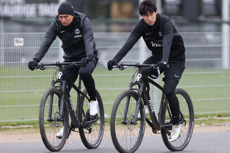 Auch weiterhin für die Eintracht unterwegs: Makoto Hasebe (l.) – hier mit seinem japanischen Landsmann Daichi Kamada.