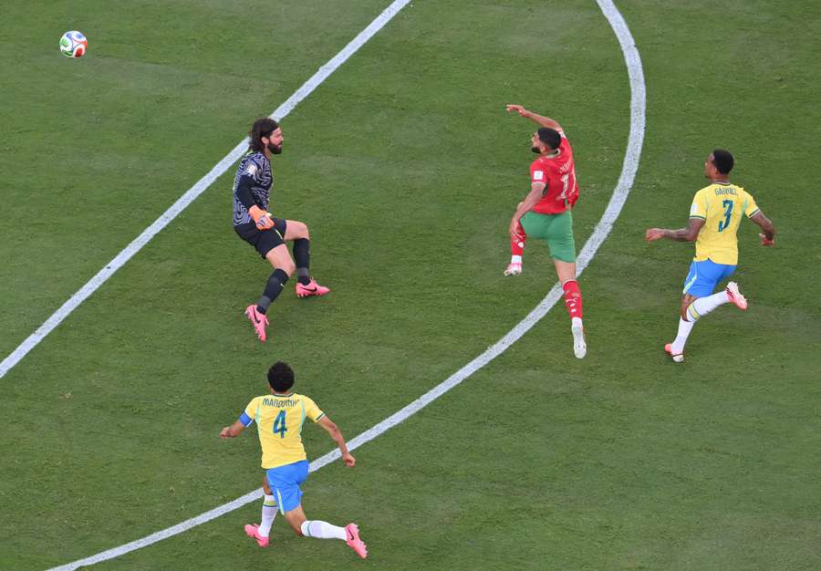 Ismael Saibari encobre Alisson para fazer o gol de Marrocos no empate por 1 a 1 Ismael Saibari encobre Alisson para fazer o gol de Marrocos no empate por 1 a 1