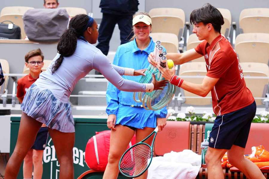 Gauff odbierająca swoje rakiety, których zapomniała zabrać na kort