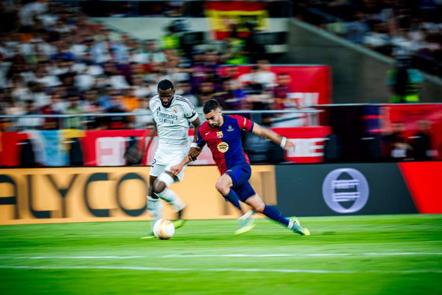 Rüdiger, en una acción con Ferran Torres