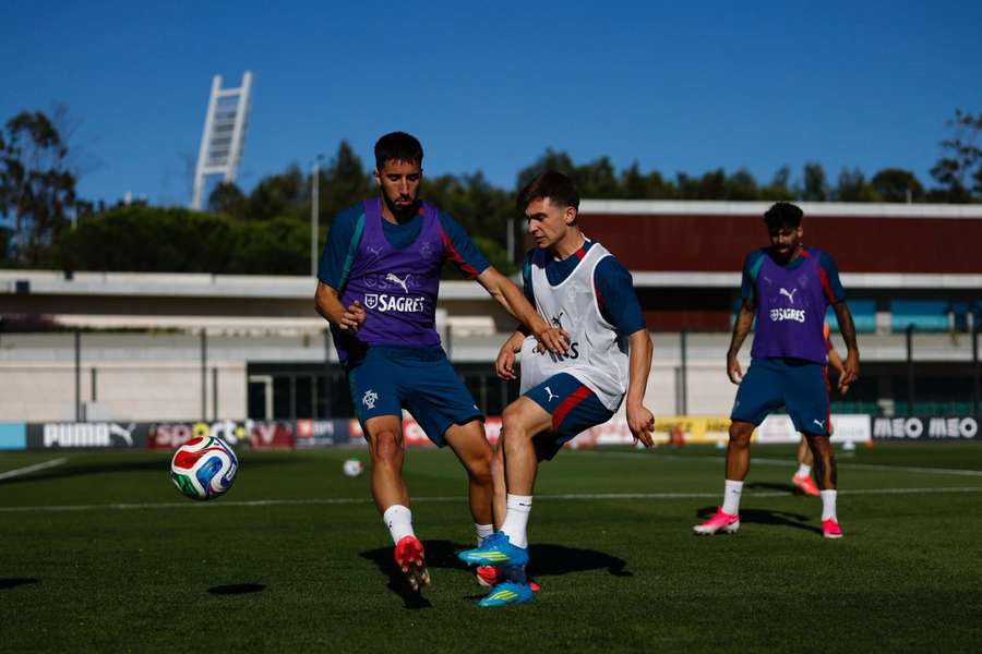 Gonçalo Inácio disputa a bola com Francisco Conceição Gonçalo Inácio disputa a bola com Francisco Conceição