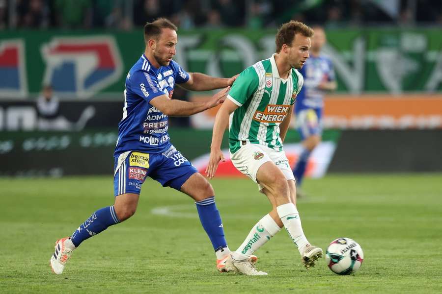 Hartbergs Rekordmann Tobias Kainz im Duell mit Rapid-Kapitän Matthias Seidl.