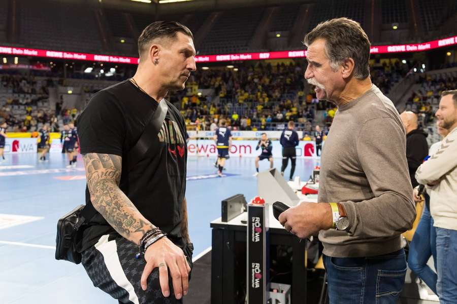 Zwei Handball-Experten unter sich: Handball-Ikone Brand (r.) im Gespräch mit Stefan Kretzschmar (l.).