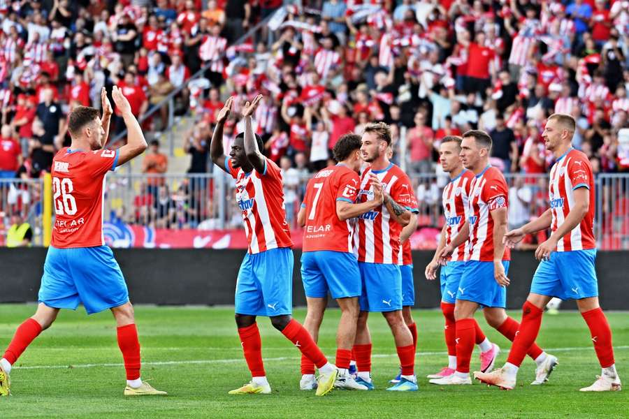 Radost v podání hráčů Zbrojovky Brno. Radost v podání hráčů Zbrojovky Brno.