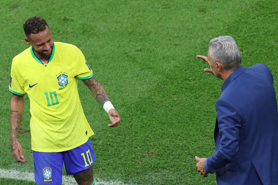 Neymar sofreu lesão no jogo contra a Sérvia