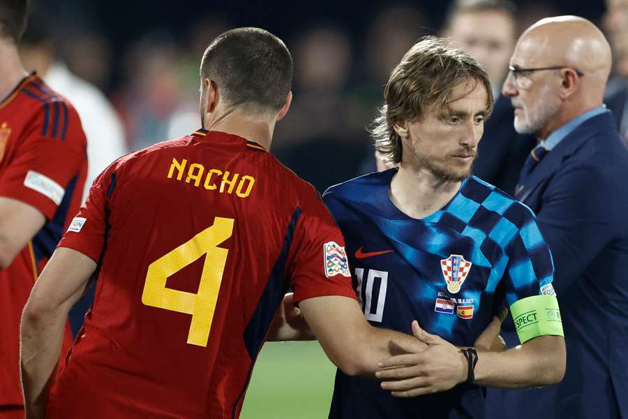 Nacho y Modric, buenos amigos, se saludan tras la final.