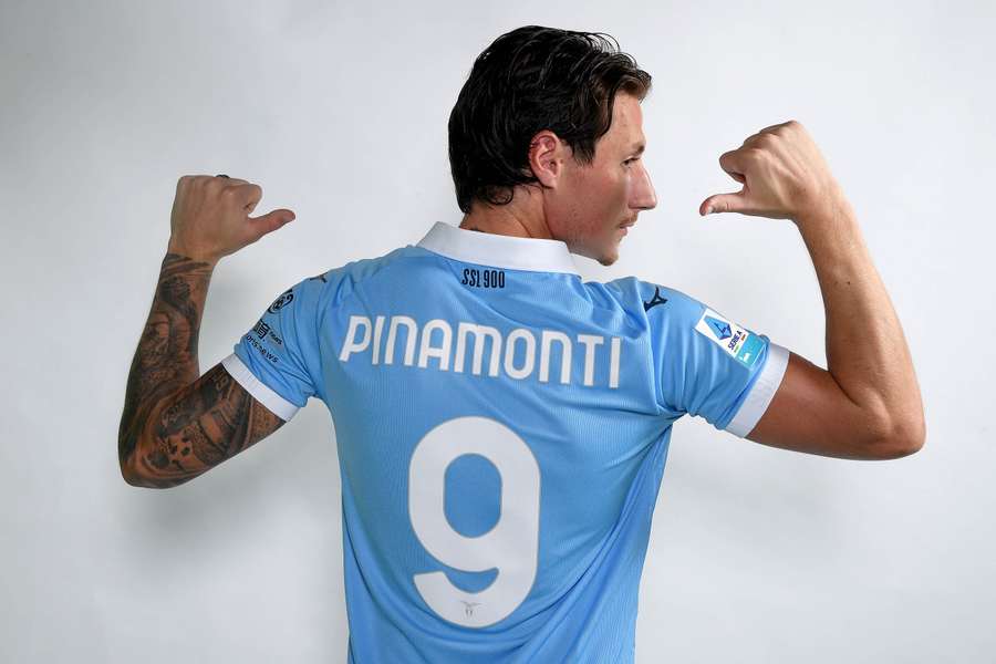 Andrea Pinamonti com a camisola número 9 Andrea Pinamonti com a camisola número 9