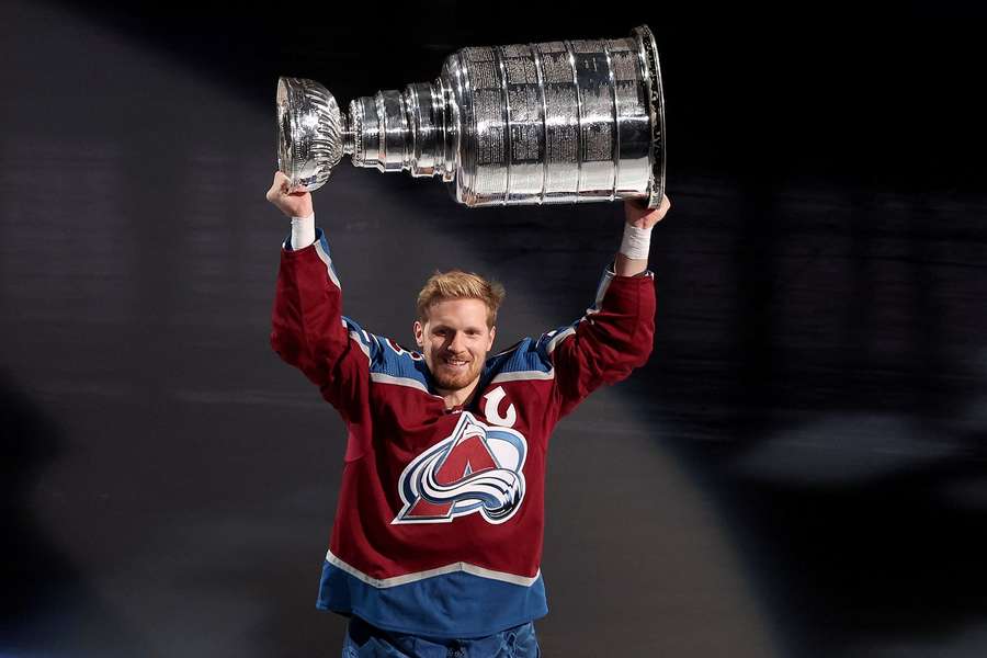 Gabriel Landeskog se Stanley Cupem. 