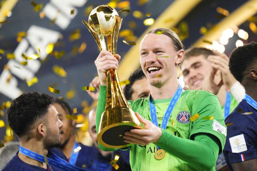 Safonov pegou quatro pênaltis em PSG x Flamengo Safonov pegou quatro pênaltis em PSG x Flamengo