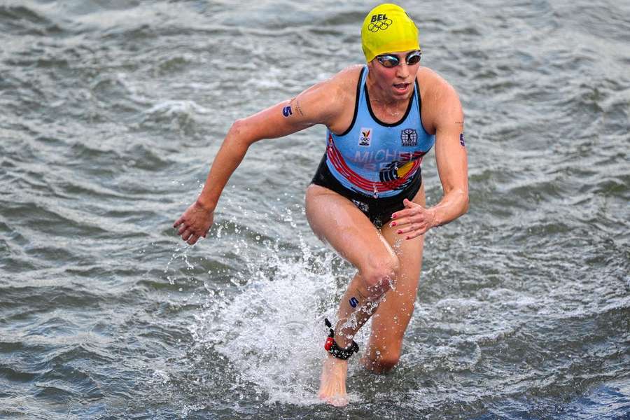 Claire Michel après le segment natation