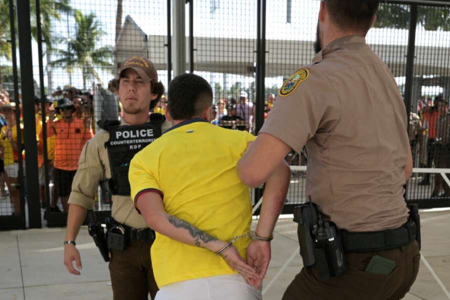 Invasores detenidos por la policía estadounidense