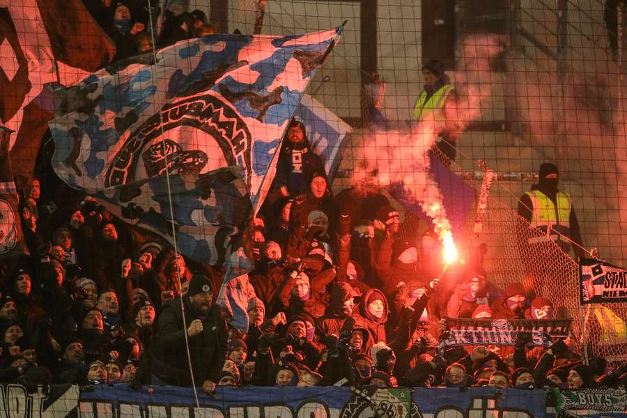 Die Fans des HSV zündeten im Gästeblock Pyrotechnik 