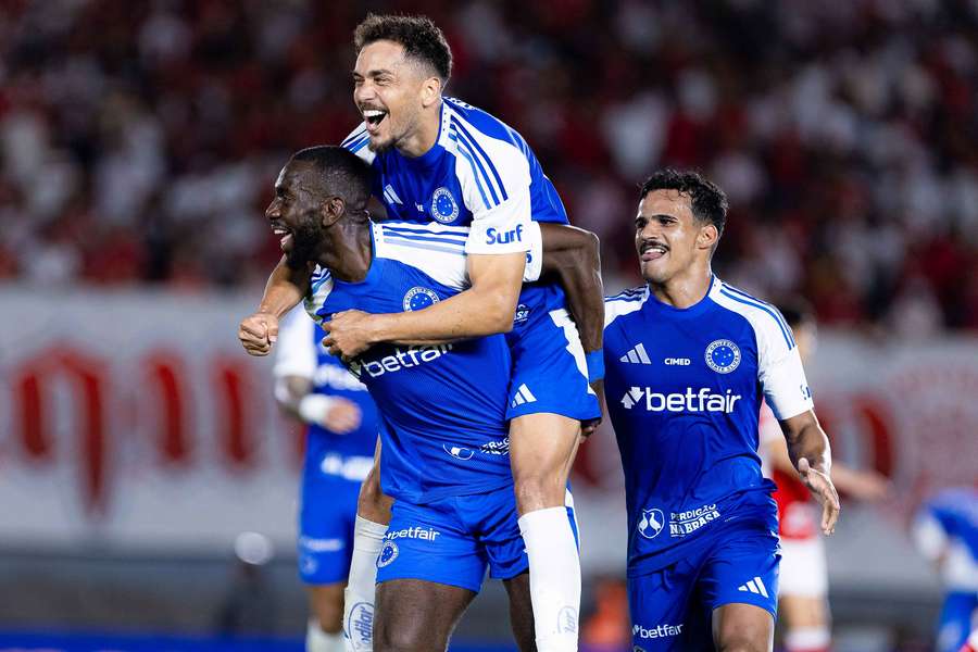 Eduardo celebra golo ao lado dos companheiros Bolasie e Kaiki 