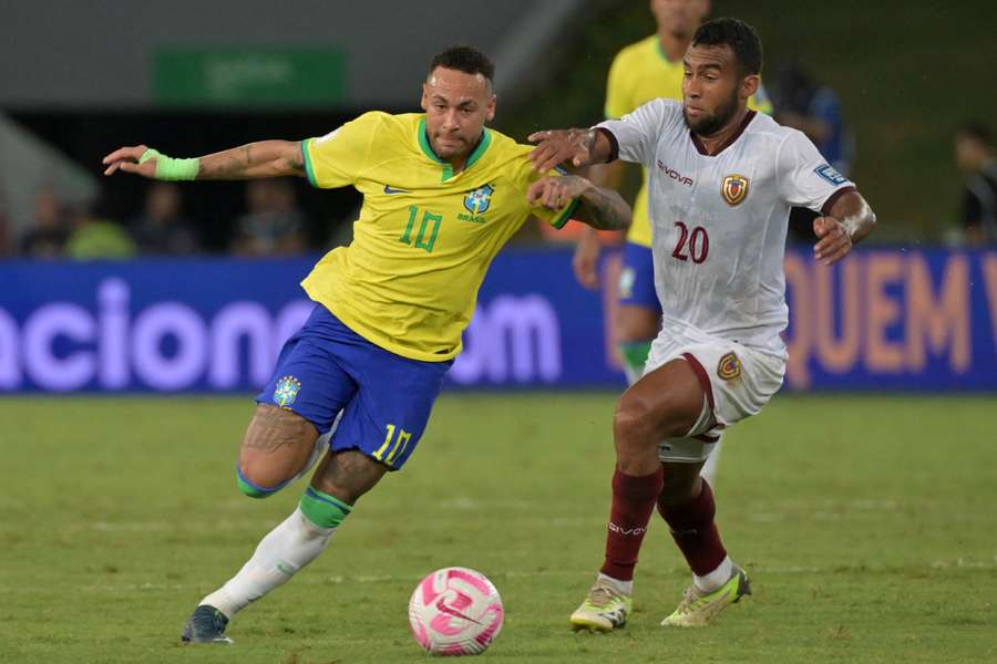 Neymar pugna con Cristian Casseres por el balón.