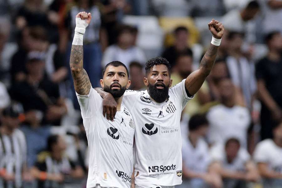 Gabriel Barbosa fez o gol do Santos na derrota de virada Gabriel Barbosa fez o gol do Santos na derrota de virada