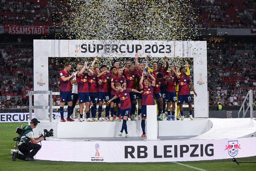 Hráči Lipska slaví první Superpohár v klubové historii.