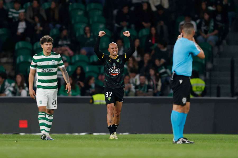 Cícero festeja o 2-2 em Alvalade diante do Sporting