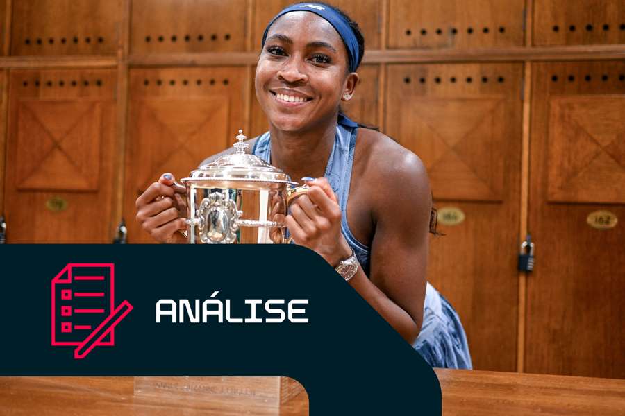 Coco Gauff com o seu troféu de Roland Garros