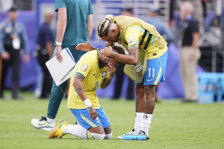 Neymar, în lacrimi, consolat de Raphinha Neymar, în lacrimi, consolat de Raphinha
