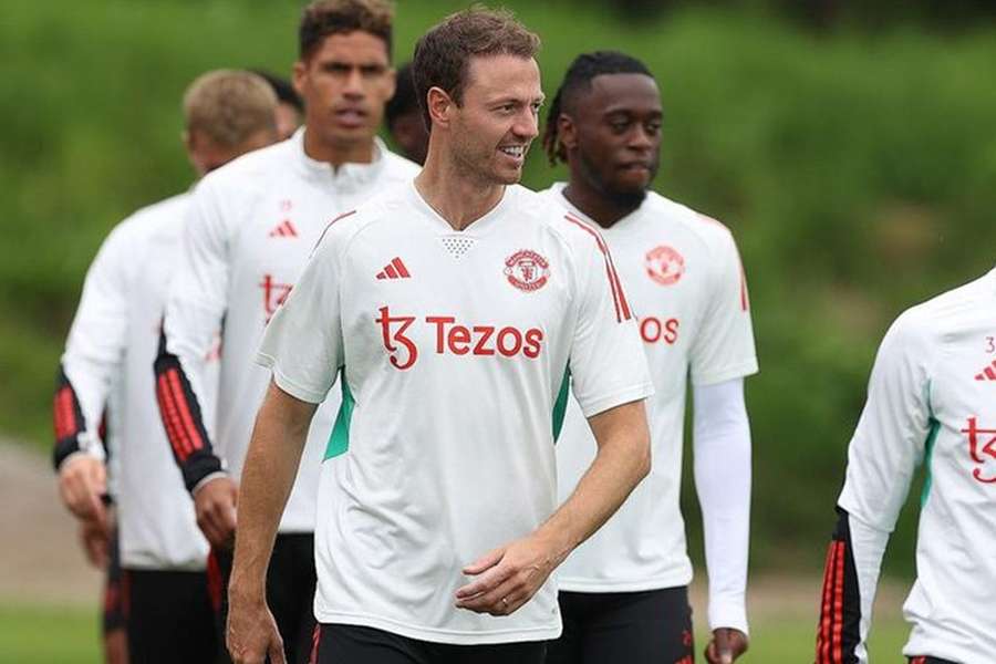 Jonny Evans impressionou Ten Hag e ganhou bilhete para Edimburgo